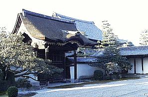 重要国宝の唐門（別名：ひぐらし門）